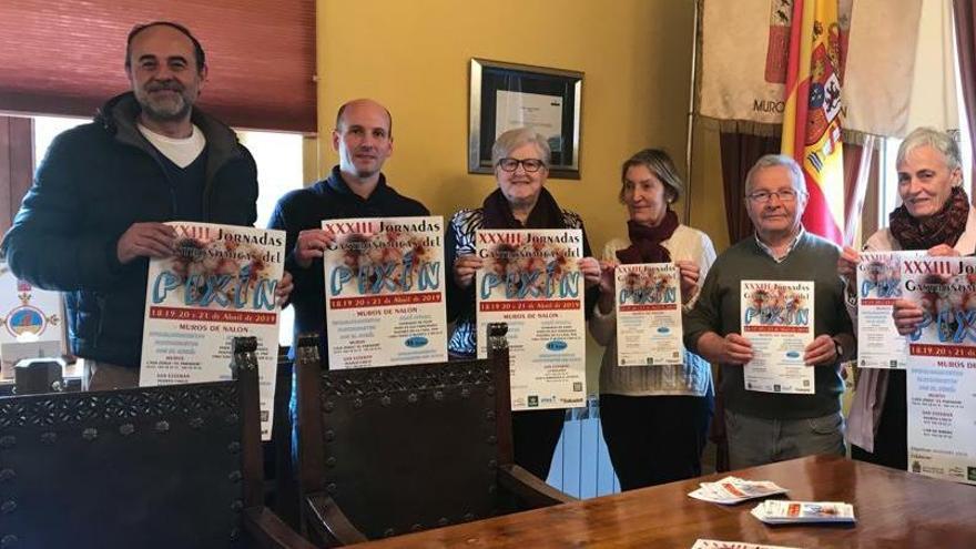 Asistentes a la presentación de las jornadas, posando con el cartel de las jornadas.