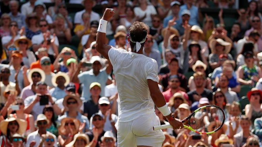 Nadal celebra su victoria ante el público que llenó la pista central de Wimbledon.