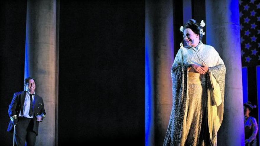 Ainhoa Arteta y Jorge de León,  durante la representación de “Madama  Butterfly”. | ÓPERA DE OVIEDO / MIKI LÓPEZ