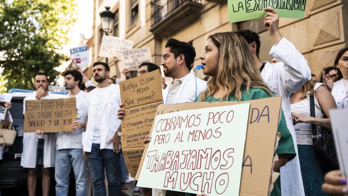 Varios médicos con pancartas en la huelga contra el Estatuto Marco