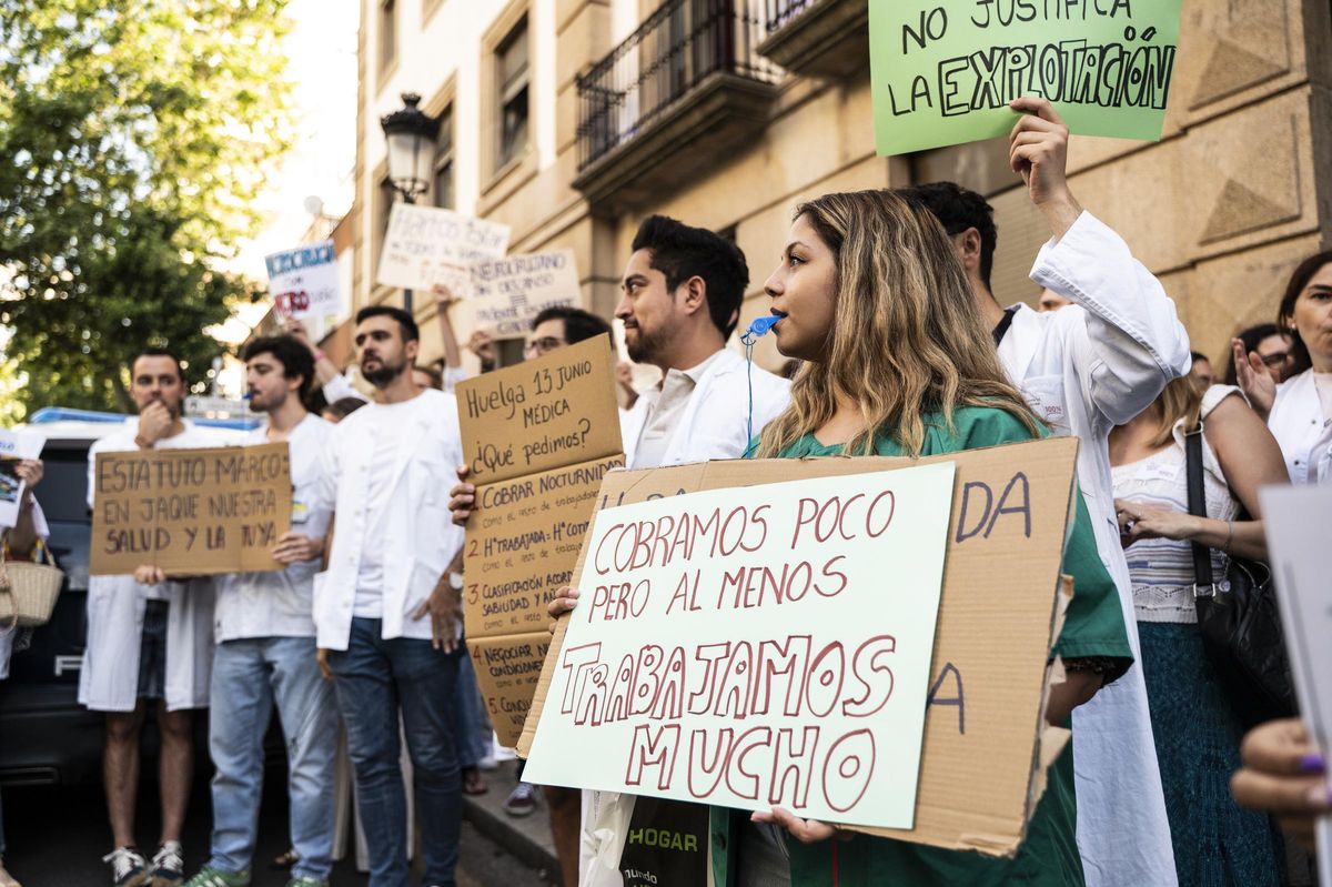 Varios médicos con pancartas en la huelga contra el Estatuto Marco