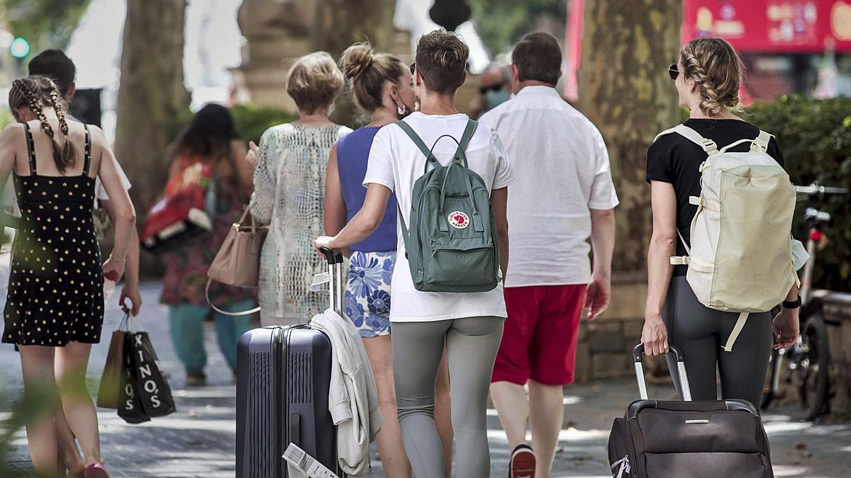 Turistas paseando por el centro de Palma.