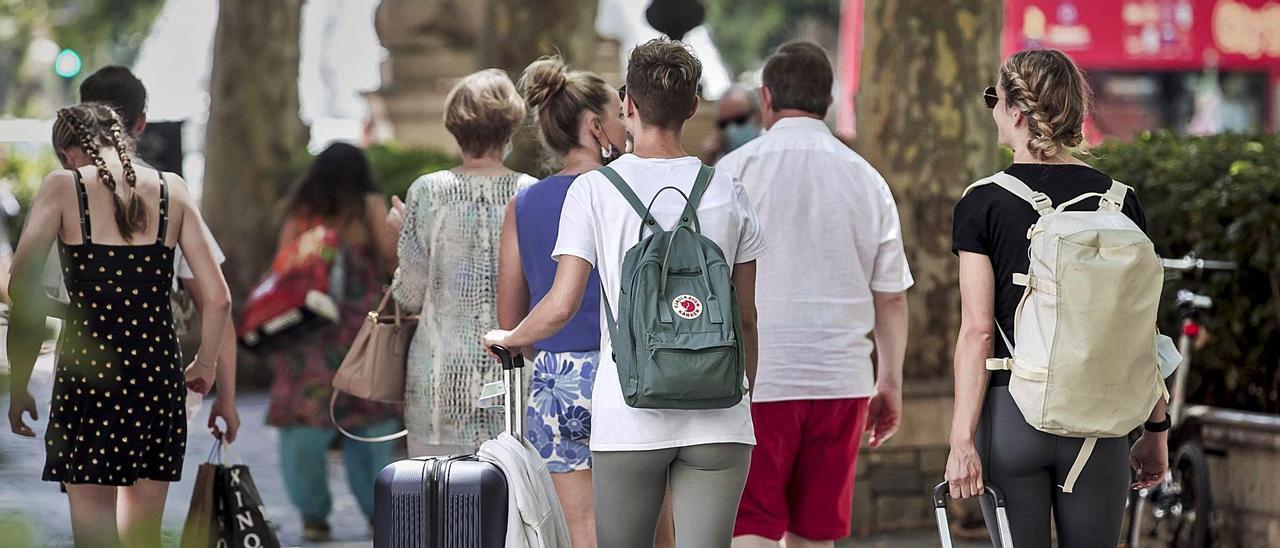 Turistas paseando por el centro de Palma apurando el verano.