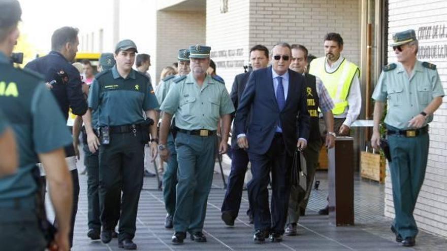 Carlos Fabra sale de la Ciudad de la Justicia escoltado por agentes de la Guardia Civil.