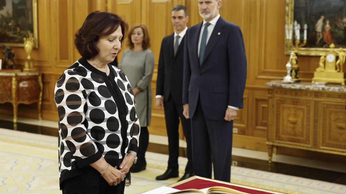 La nueva fiscal general del Estado, Teresa Peramato (i), promete su cargo ante el rey Felipe VI.