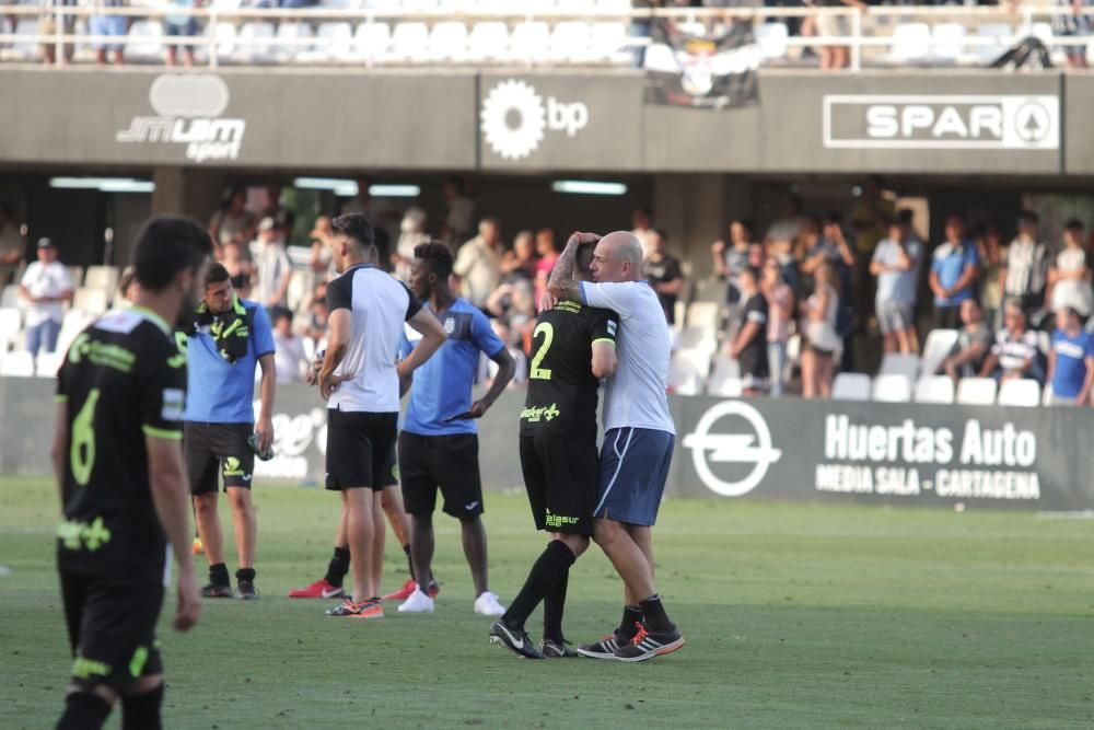 Los jugadores del FC Cartagena, tristes tras el partido que les deja sin ascenso