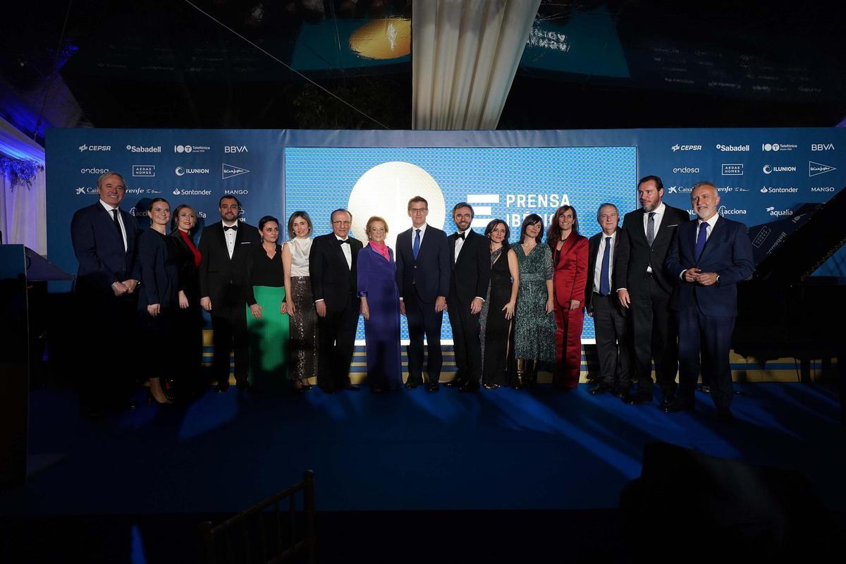 De izquierda a derecha, Jorge Azcón, presidente de Aragón; Marga Prohens, presidenta de Baleares; María Guardiola, presidenta de Extremadura; Adrián Barbón, presidente de Asturias;  Arantxa Moll, consejera de Prensa Ibérica; Ainhoa Moll, adjunta a la Presidencia y directora editorial de Prensa Ibérica; Javier Moll, presidente de Prensa Ibérica; Arantza Sarasola, vicepresidenta de Prensa Ibérica; Alberto Núñez Feijóo, presidente del PP; Aitor Moll, consejero delegado de Prensa Ibérica; Idoia Moll, consejera de Prensa Ibérica; Susana Moll, consejera de Prensa Ibérica; Mónica García, ministra de Sanidad; Jordi Hereu, ministro de Industria y Turismo; Óscar Puente, ministro de Transportes y Movilidad Sostenible, y Ángel Víctor Torres, ministro de Política Territorial y Memoria Democrática.