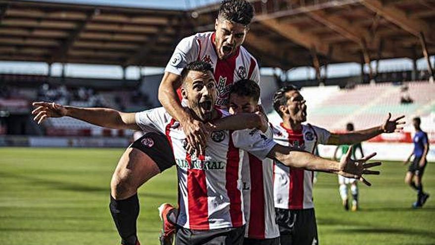 Varios compañeros abrazan a Murci, máximo goleador durante la temporada regular.