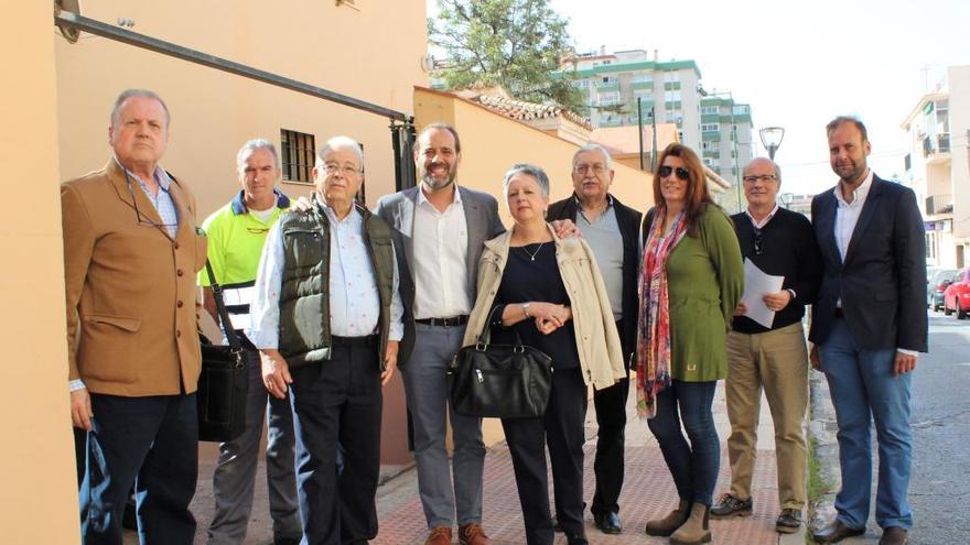 Juan Cassá con vecinos de Miraflores de El Palo.