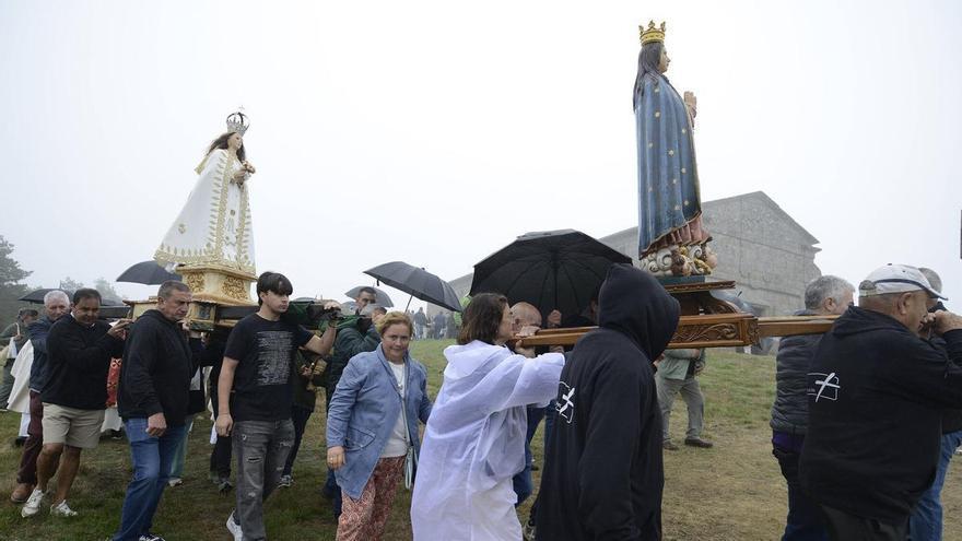 Sinfonía de fe y paraguas en el altar verde de Galicia