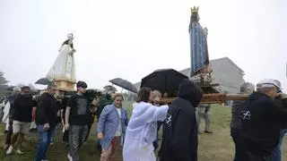 Sinfonía de fe y paraguas en el altar verde de Galicia