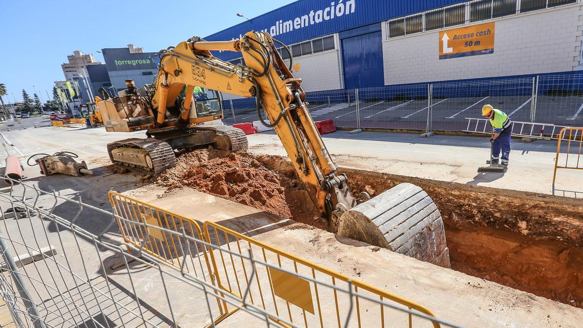 Obras de construcción de colectores de pluviales en la avenida de Rosa Mazón en el polígono industrial de Torrevieja