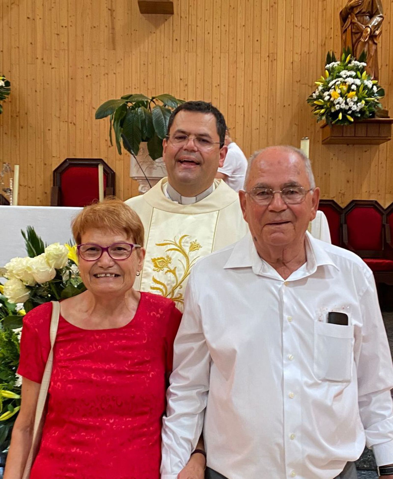 Con sus padres, Santiago Déniz y Magdalena Hernández, en la iglesia del Cristo. | | LP