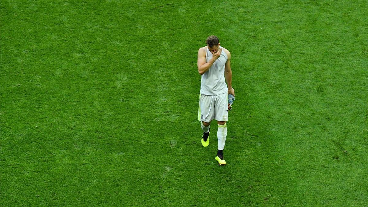 Neuer abandona abatido el césped del Kazán Arena tras la eliminación de Alemania.