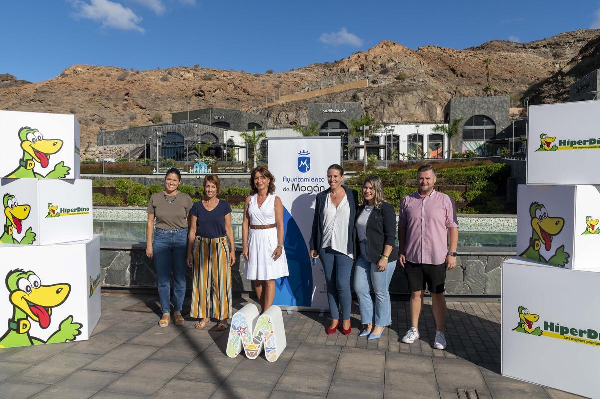De izquierda a derecha. Tania Alonso, Onalia Bueno, Salomé Sedano, equipo de recursos humanos Hiperdino y el edil Mencey Santana