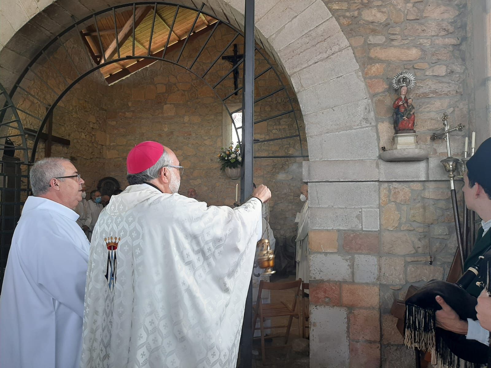 Meres (Siero) celebra a la Virgen de la Cabeza