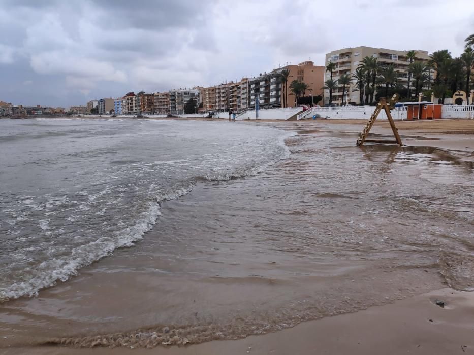 Las precipitaciones inundan la playa de Los Locos