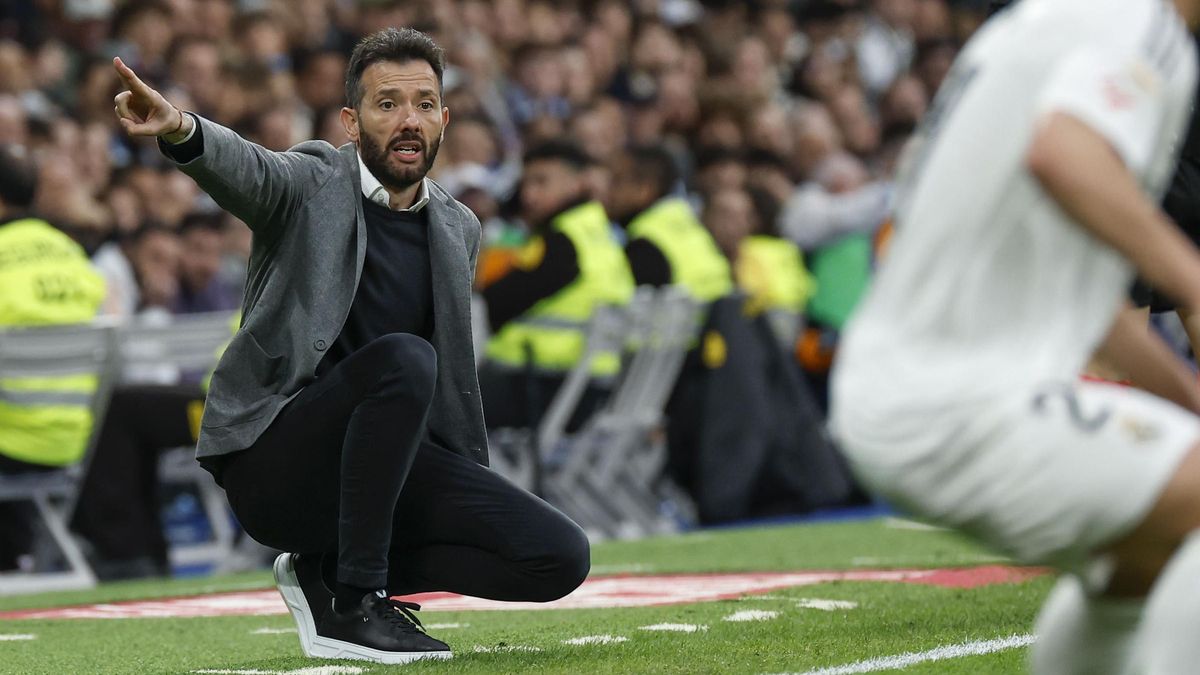 Carlos Corberán dando indicaciones en la zona técnica durante un partido