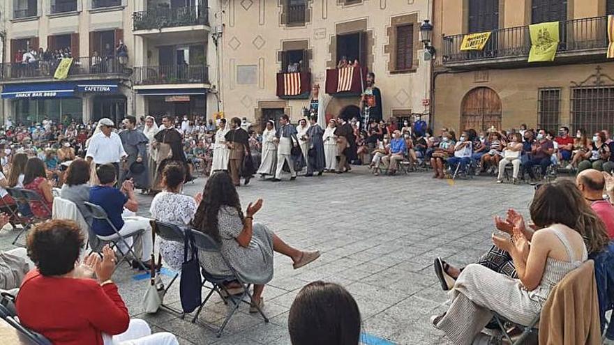 L’entrada dels balladors a la plaça, ahir a la tarda | AJ. CASTELLTERÇOL