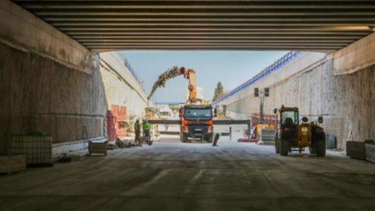Trabajos en el interior del túnel de la A-68, bajo la glorieta que da acceso a la Z-40.