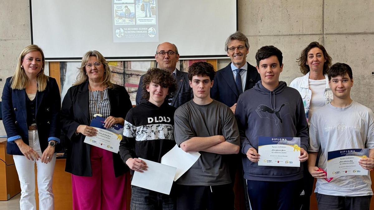 Los miembros del equipo ‘Cañada4’, vencedores del certamen sobre infografías financieras del ICREF.