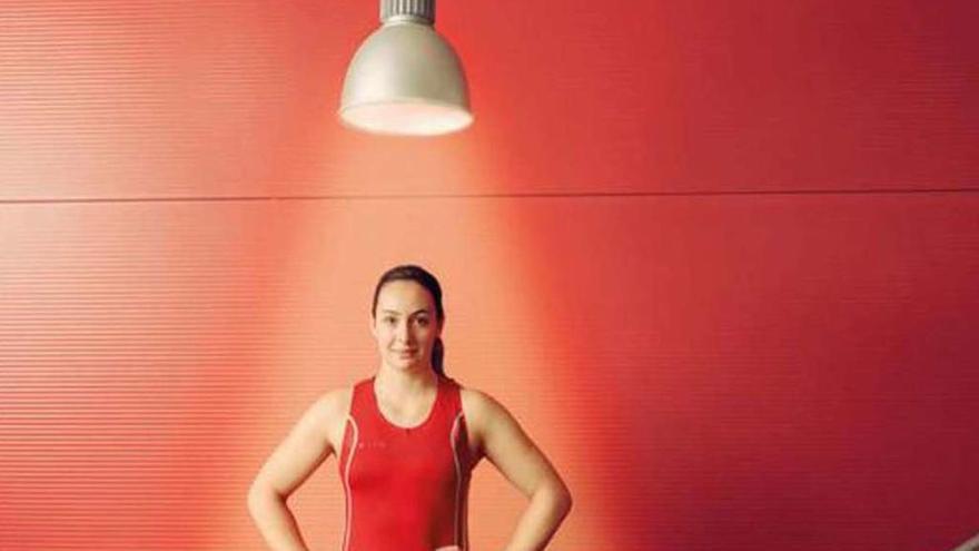 Noelia Lalín posa para el calendario &quot;Galegos e campeóns&quot; de Coca-Cola y la secretaria de Deporte.