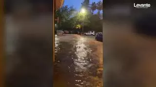 Una tromba torrencial que deja 86 litros en poco más de una hora anega calles en Alzira