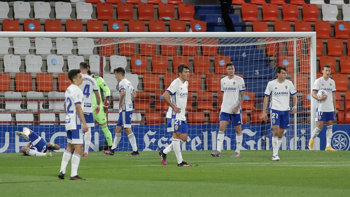 Los jugadores del Real Zaragoza, abatidos tras el primer gol del Lugo.