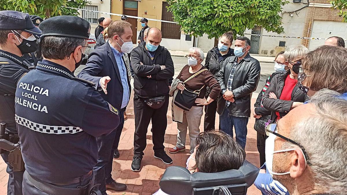 Los vecinos de Orriols se quejan de los patinetes o de la pequeña delincuencia | J.P.