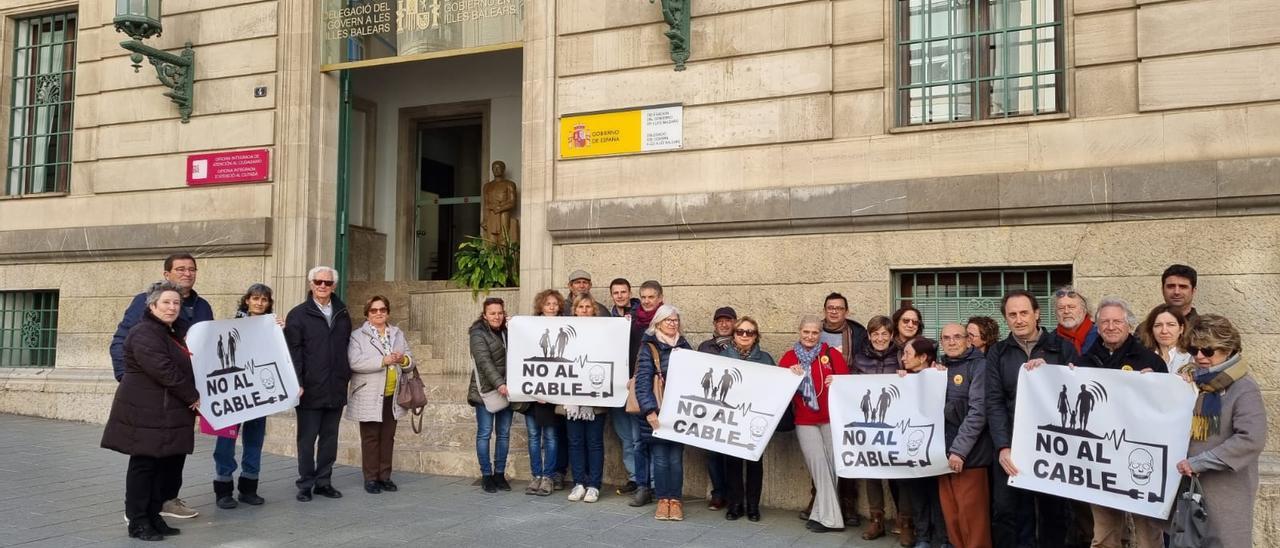 Imagen de una pasada concentración de la plataforma contra el segundo cable ante la delegación del Gobierno.