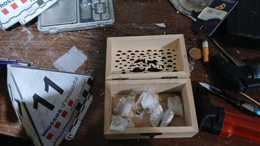 Tres detinguts per vendre drogues en un pis del carrer Major de Figueres