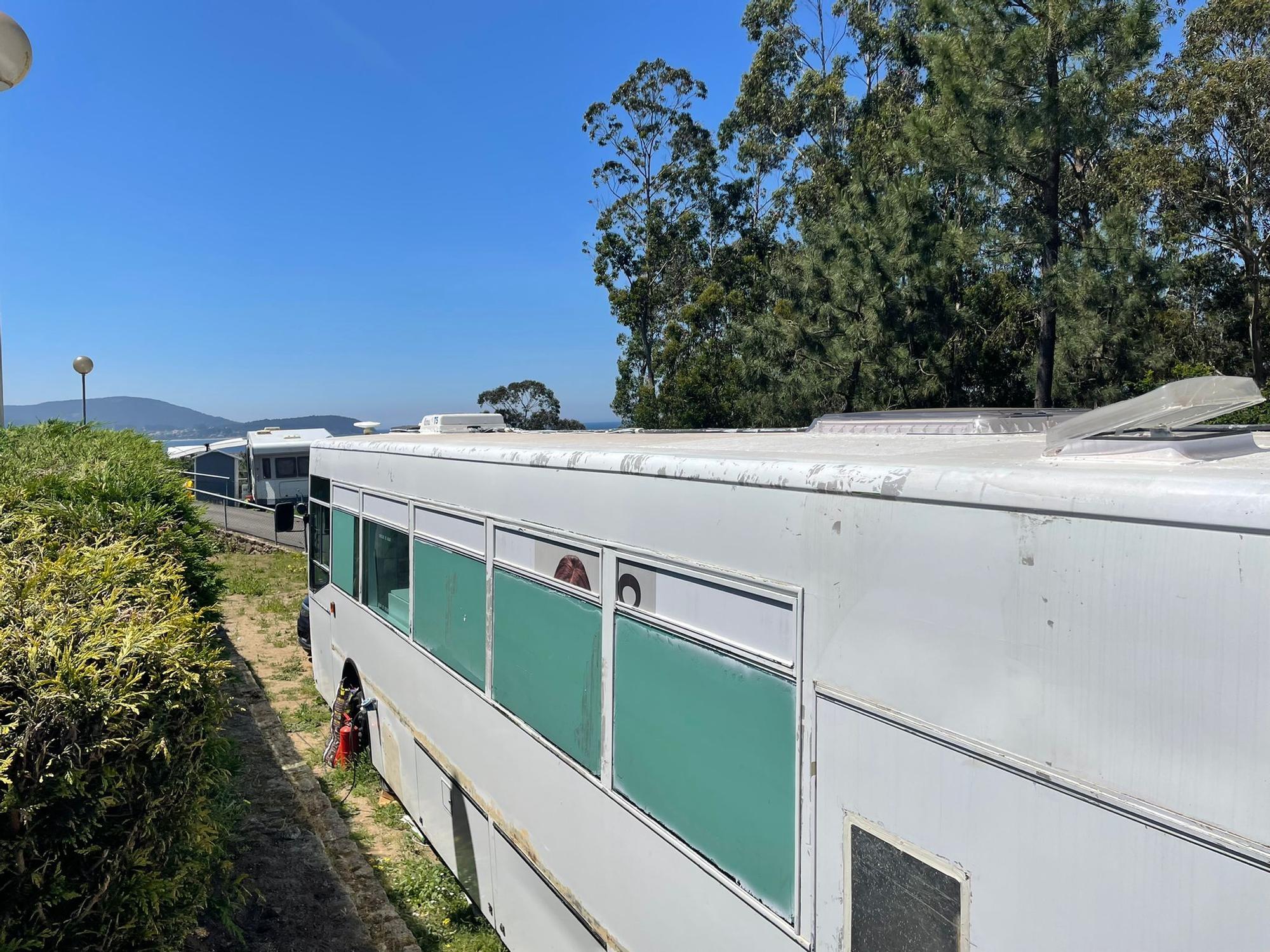 Un hogar dentro de un autobús: así es el vehículo camperizado más singular de este camping gallego