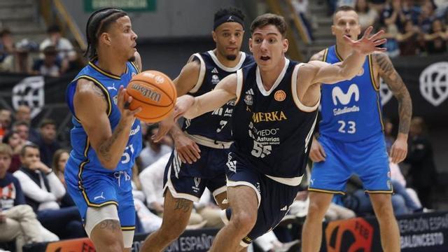 Raúl Lobaco defiende a Omar Silverio, con Townes detrás, en la semifinal por el ascenso a la ACB.   | MIKI LÓPEZ