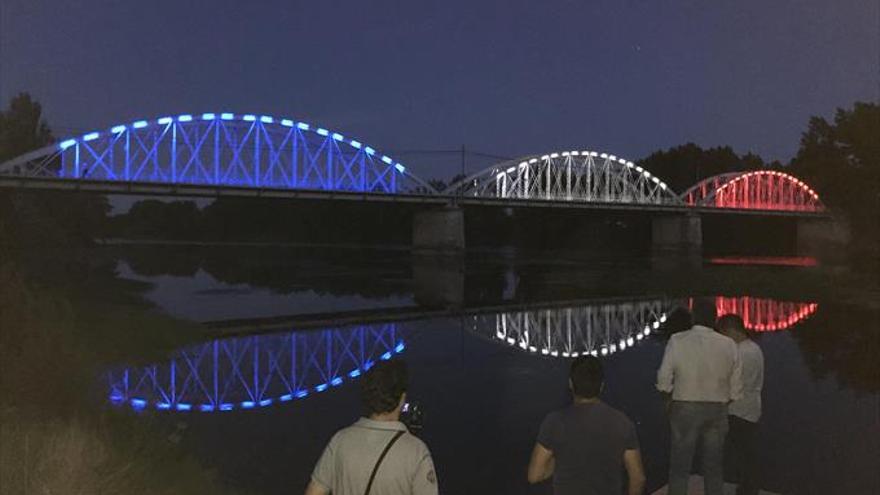 El Puente de Hierro tiene ya iluminación artística