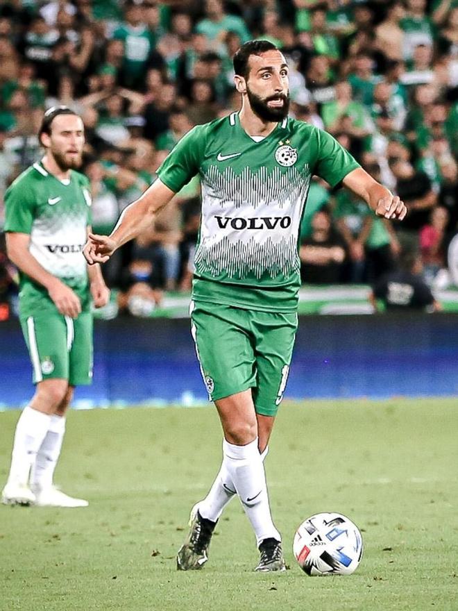 José Rodríguez disputa un partido de liga en el estadio Sammy Ofer de la ciudad de Haifa