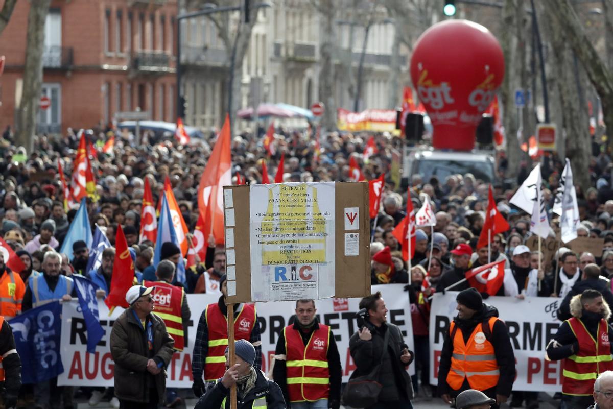 Los franceses se manifiestan contra la reforma de las pensiones de Macron