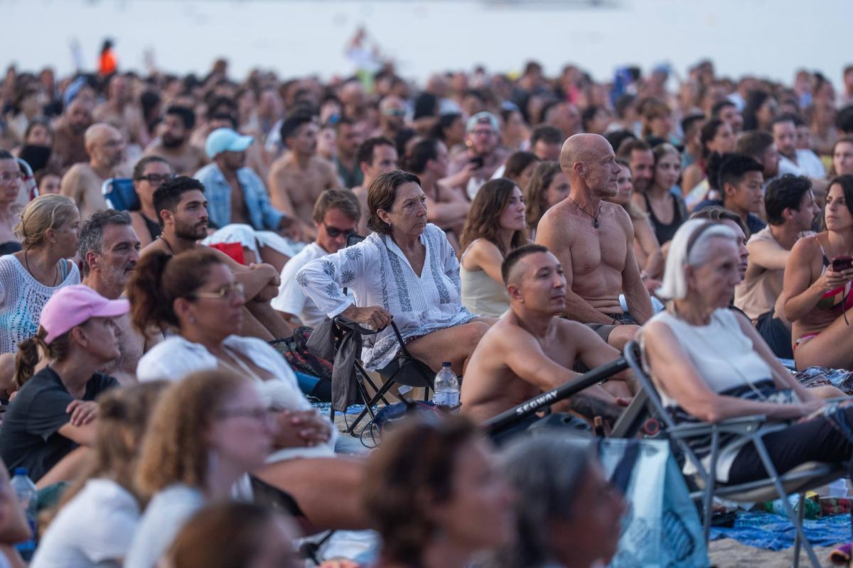 La Orquesta Sinfónica de Barcelona y Nacional de Cataluña (OBC), dirigida por Ludovic Morlot, presenta en una nueva edición de "Clàssica a la platja"