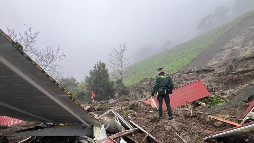 Un desprendimiento en una ladera de la Autovía do Morrazo cae sobre una vivienda
