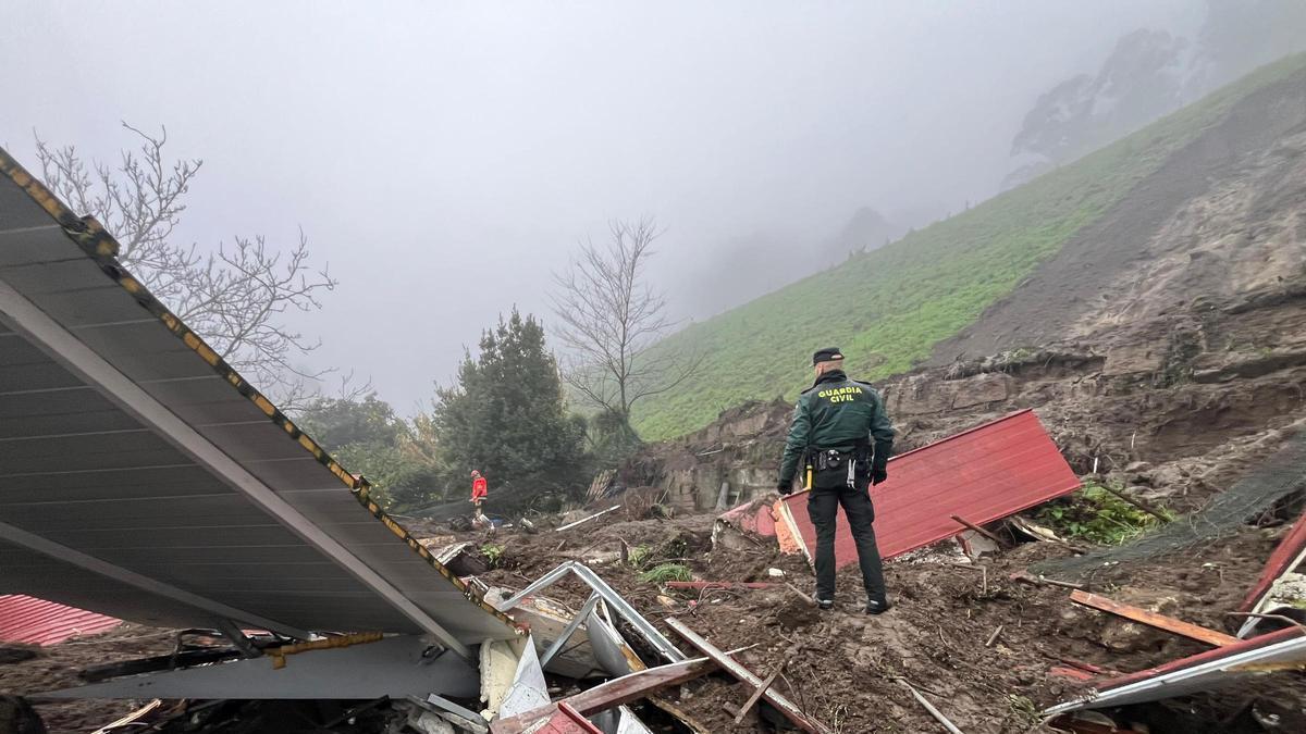 Un desprendimiento en la Autovía do Morrazo en Moaña deja una persona herida y numerosos destrozos.