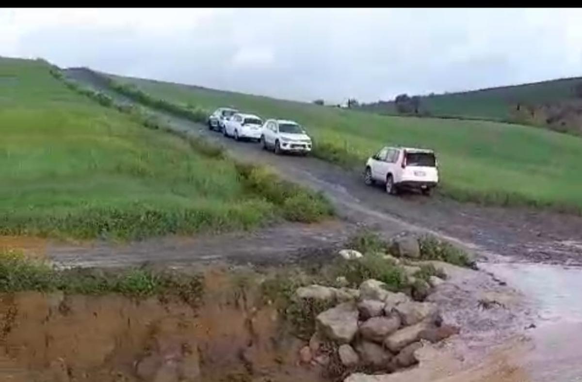 Coches de los residentes en el diseminado del arroyo Jevar, en Álora, dejan sus coches en zonas altas
