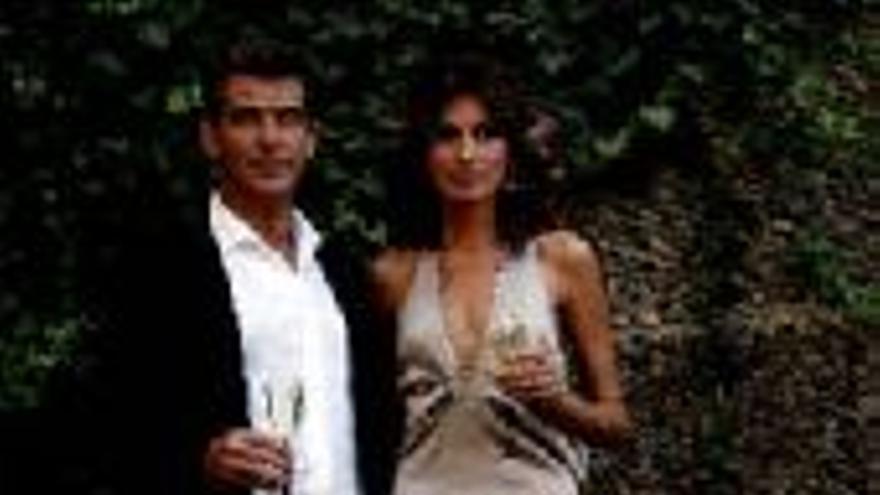 Brosnan brinda con cava para &quot;que se vaya Bush&quot;