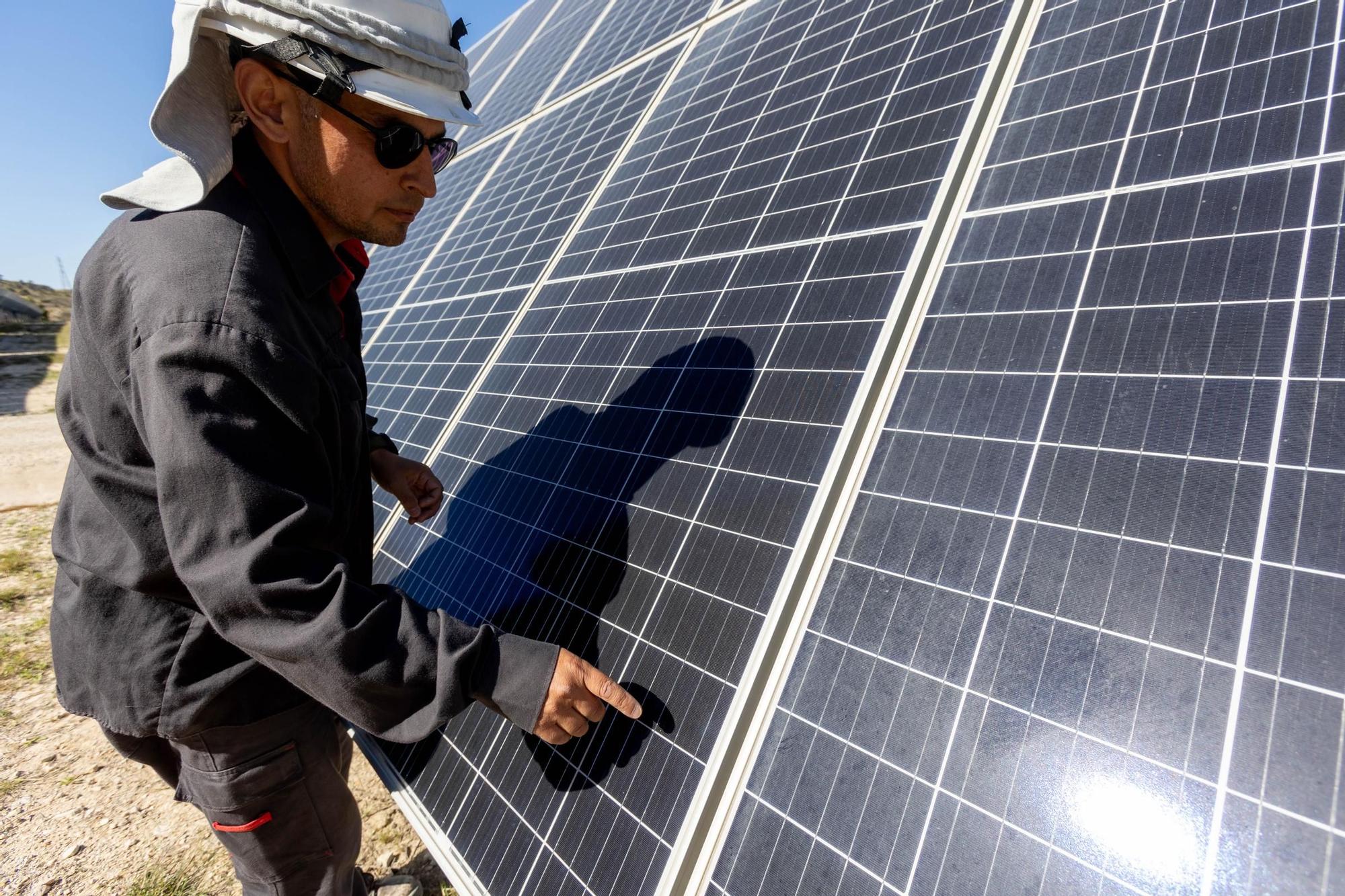 Una planta solar en Xixona.