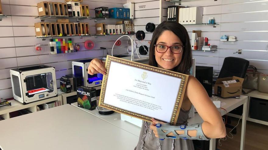 Raquel Serrano con el diploma que acredita la condecoración que recibirá.