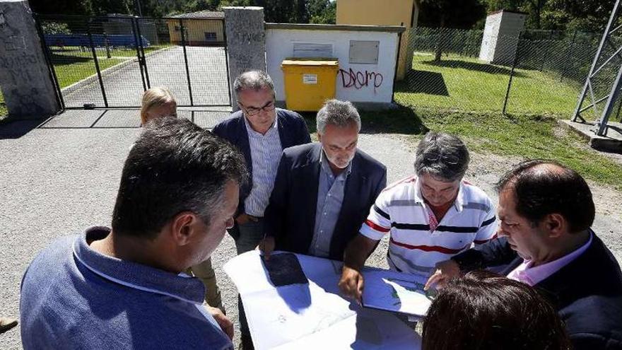Visita de Cores Tourís y los concejales del gobierno local a la depuradora de Ponteareas.
