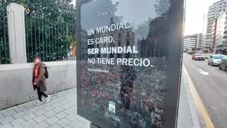 La impactante campaña del Ayuntamiento en los mupis de Gijón: "Un Mundial es caro. Ser mundial no tiene precio"