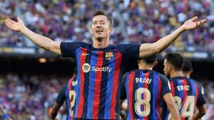 Robert Lewandowski celebra el primer gol del Barça contra el Valladolid, este domingo.