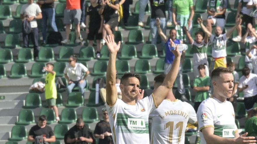 Pedro Bigas saluda a la afición con los brazos en alto, tras la reciente victoria ante el Atlético. | MATÍAS SEGARRA