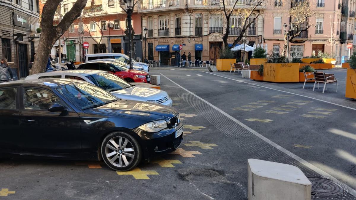 Coches aparcados en la supermanzana de la Petxina