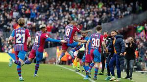Braithwaite celebra, junto a Xavi, el gol de Alba al Atlético
