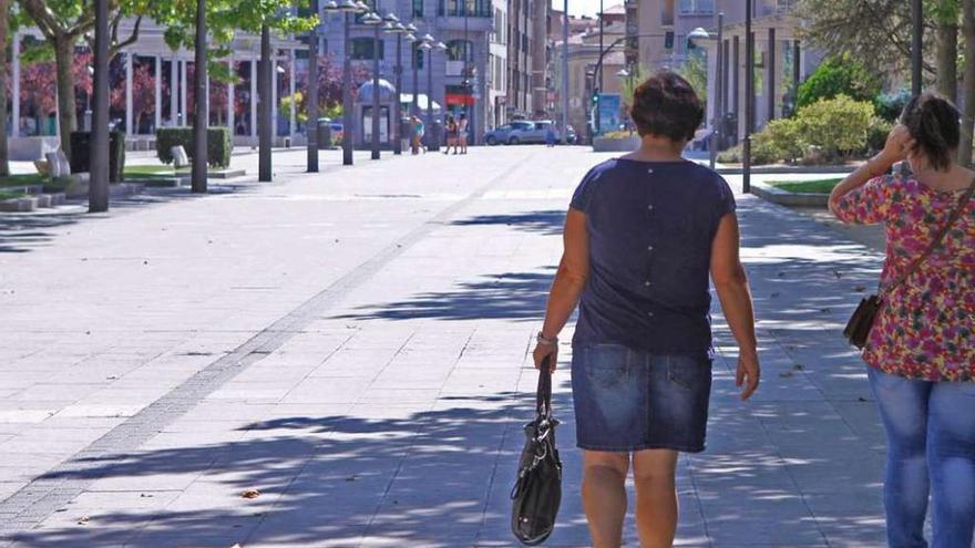 La madre portuguesa que reclama a su hija camina por el parque de La Marina, .